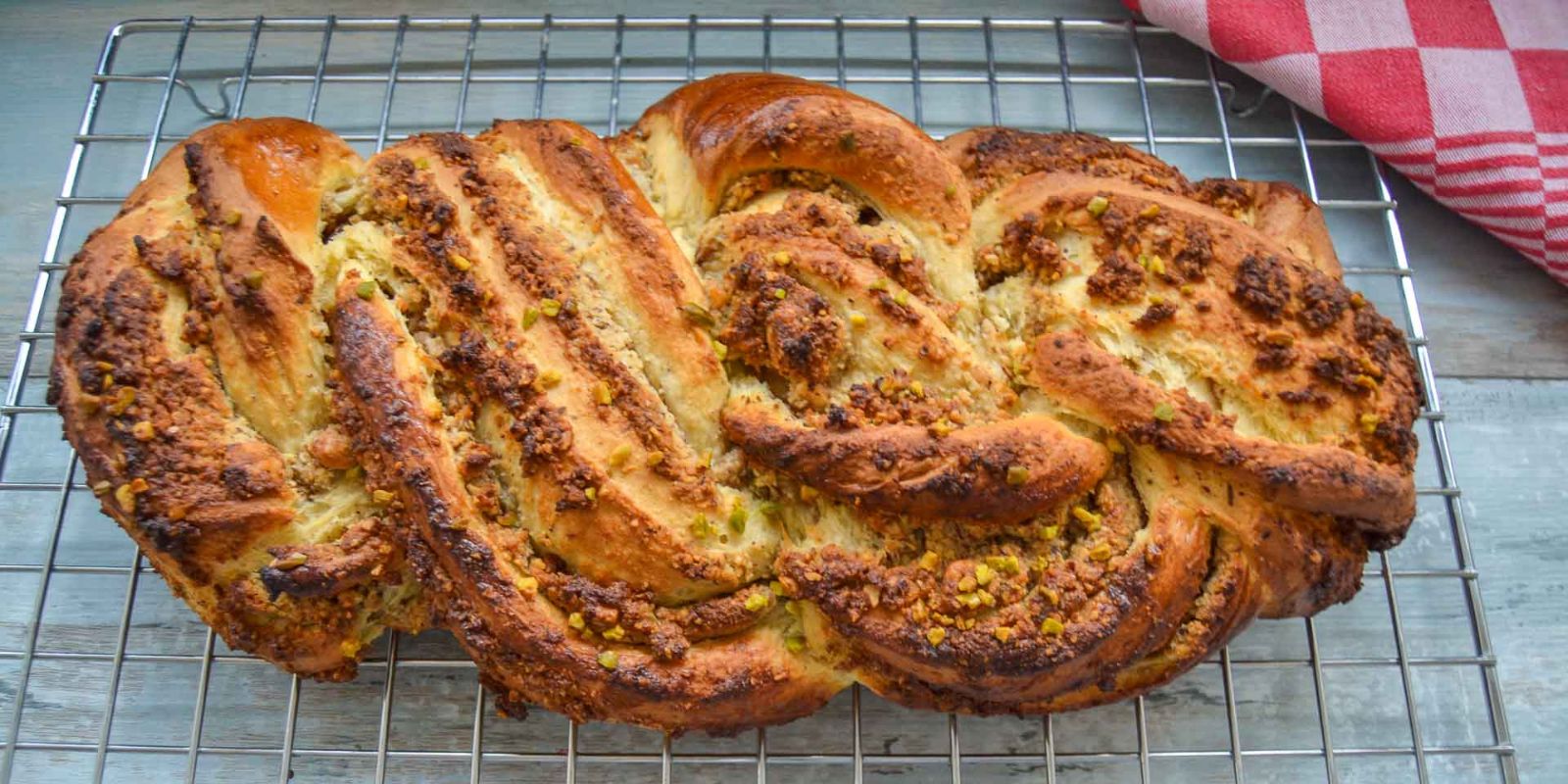 Rezept aus Uromas Kochbuch, Fluffiger, saftiger Nusszopf - Rezepte &amp; Tipps