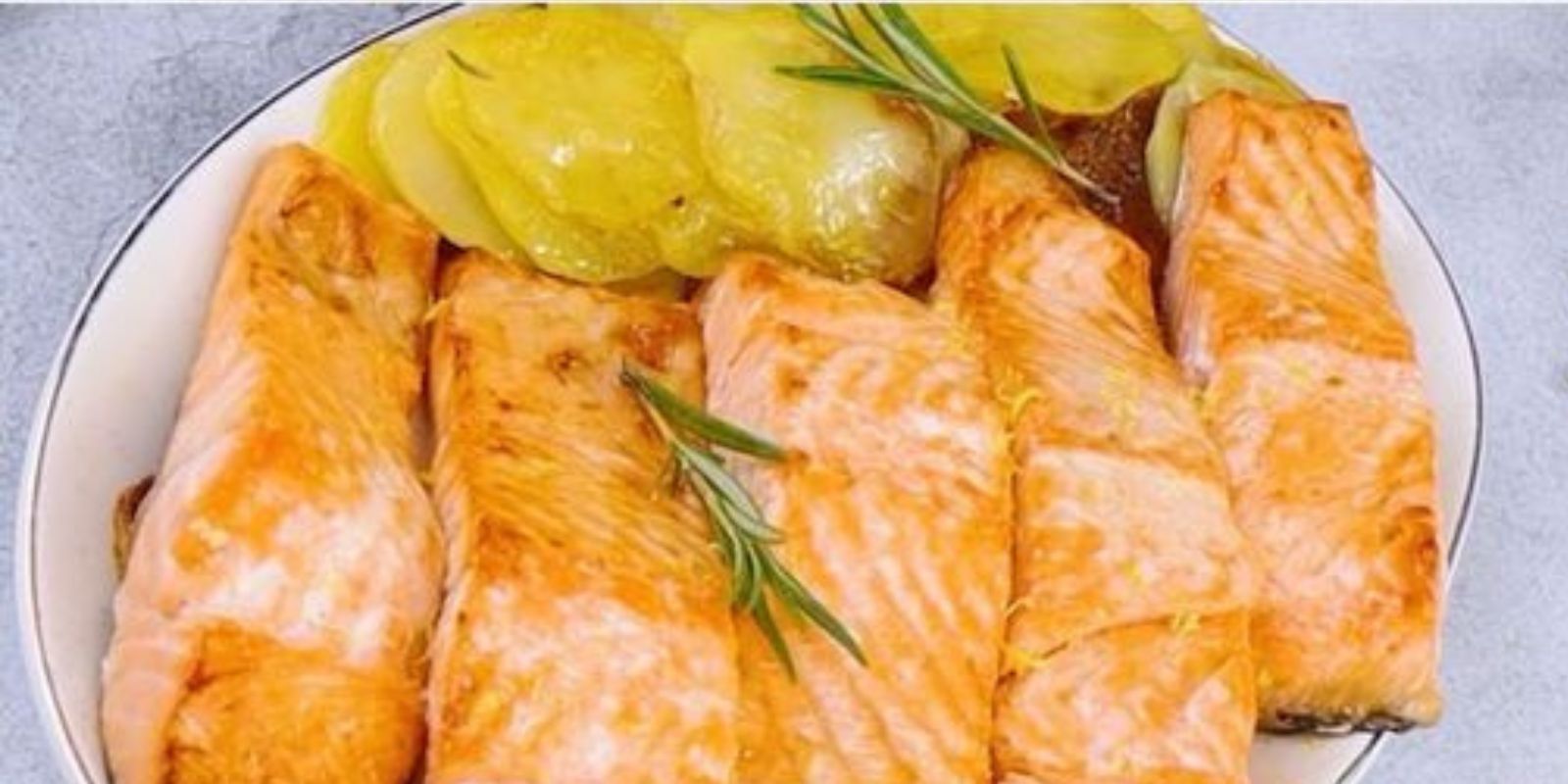 Gebackener Lachs ist die einfachste und köstlichste Art, ihn ...