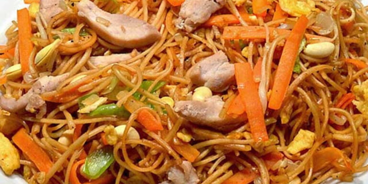 Chinesisch gebratene Nudeln mit Hühnchenfleisch, Gemüse und Ei ...