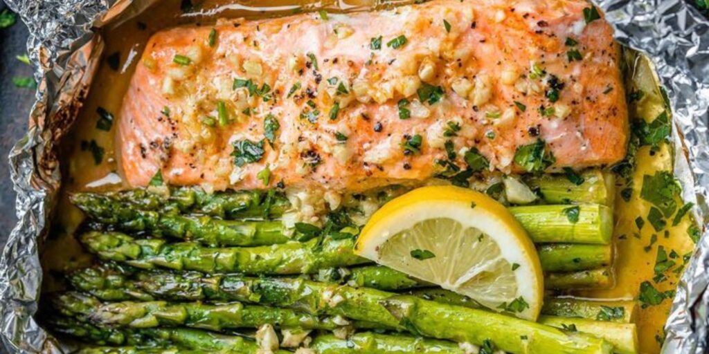 Gebackener Lachs in Folie mit Spargel- und Zitronen-Knoblauch ...