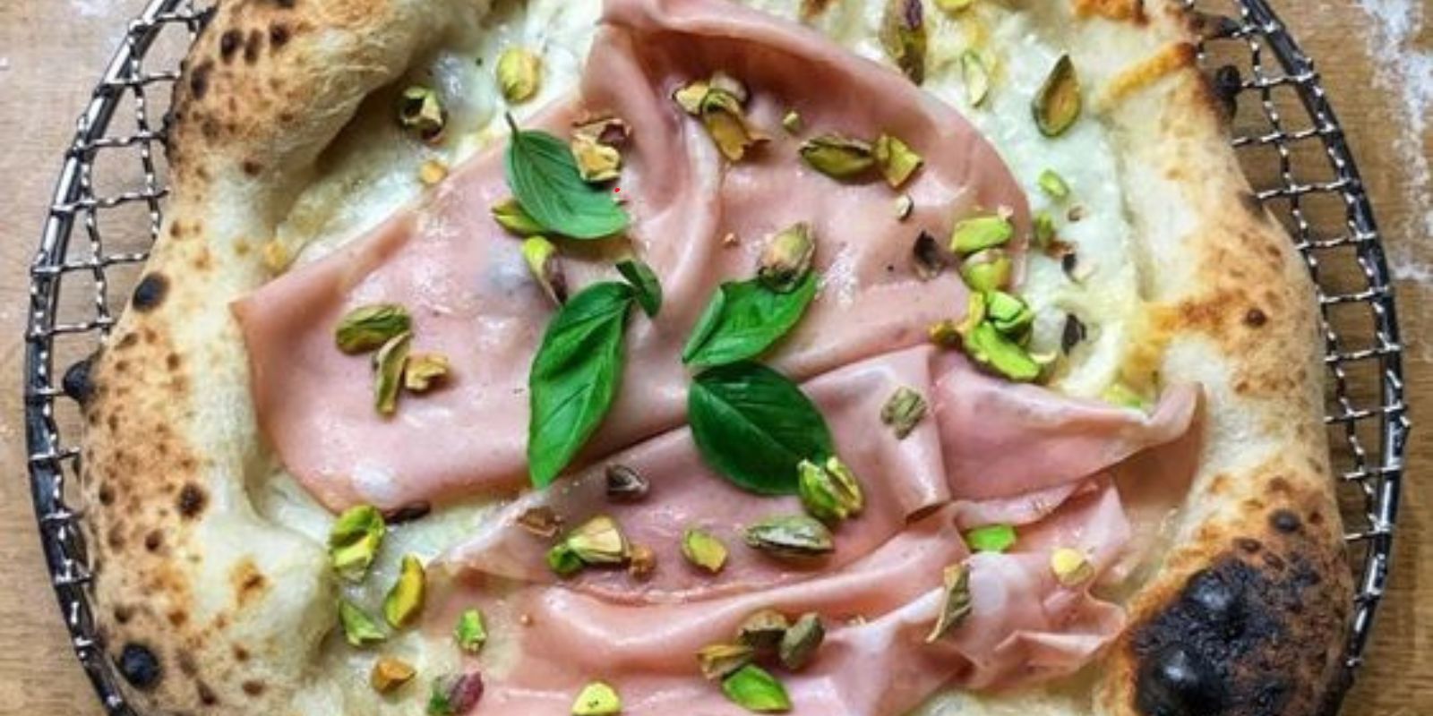 Pizza mit Mortadella, Pistazien, Ricotta und Fior di Latte - Rezepte ...