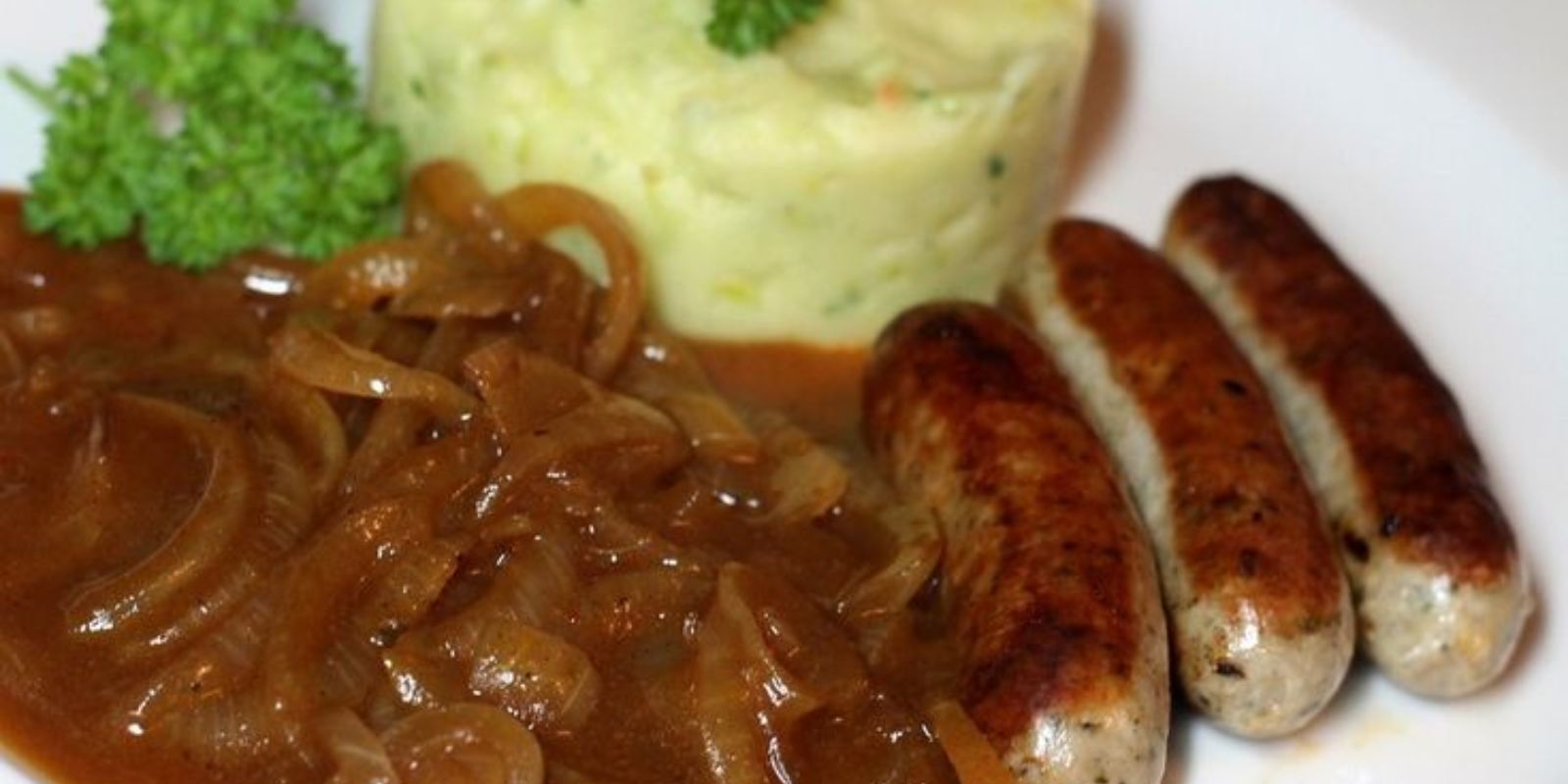 Selbstgemachte Bratwurst mit Zwiebelsauce Rezept - Rezepte &amp; Tipps
