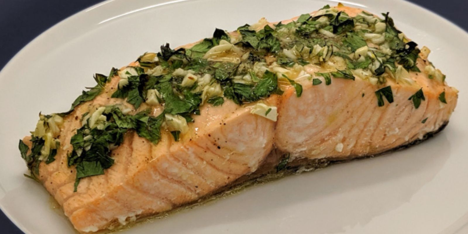Lachs mit Knoblauchbutter und Zitrone - Ein delikates Fischgericht ...