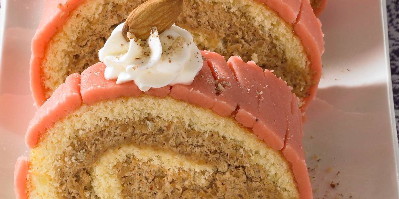Biskuitroulade mit Marzipanfüllung - Rezepte &amp; Tipps