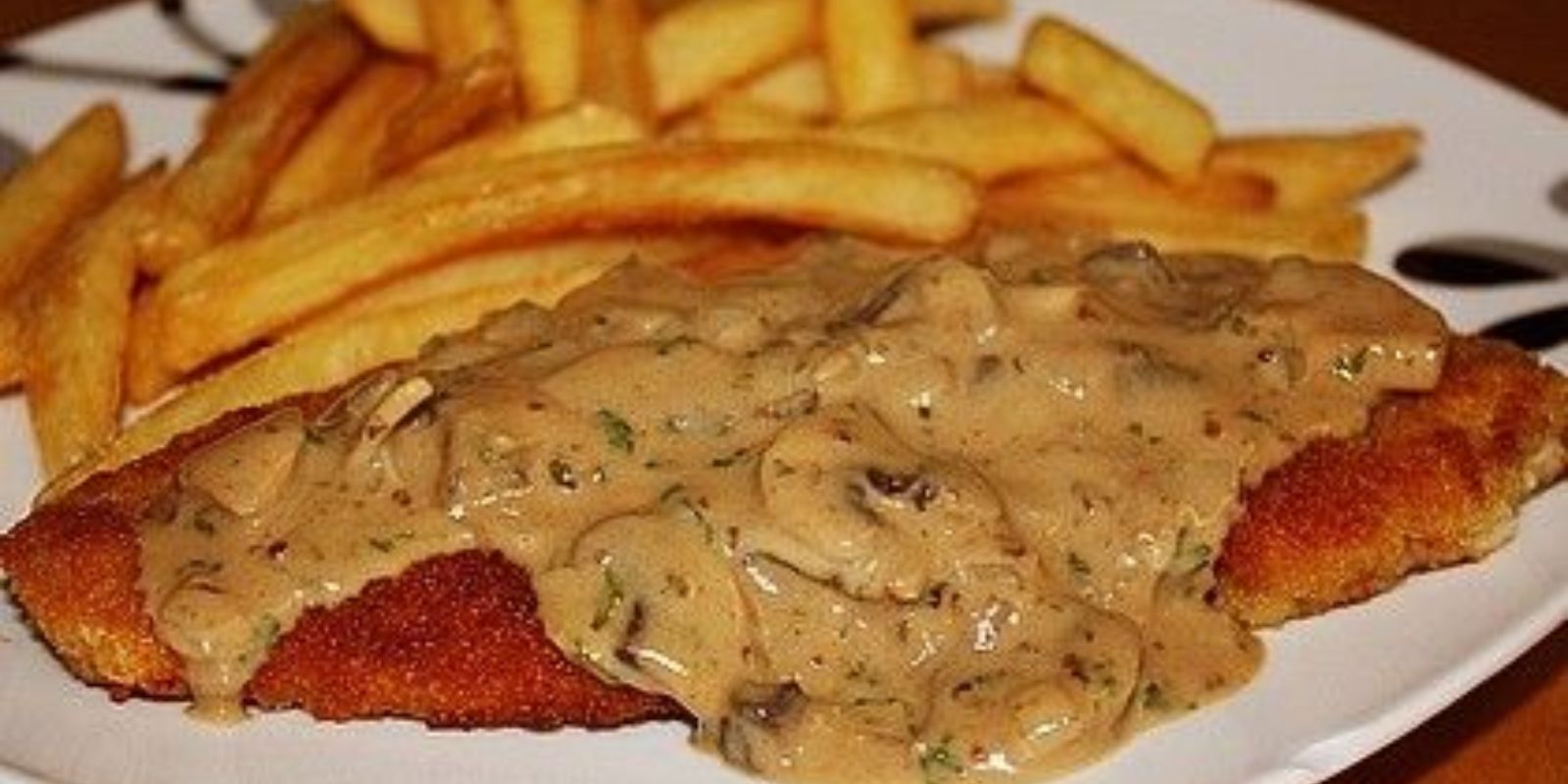 Klassisches Jägerschnitzel mit herzhafter Pilzrahmsauce - Rezepte &amp; Tipps