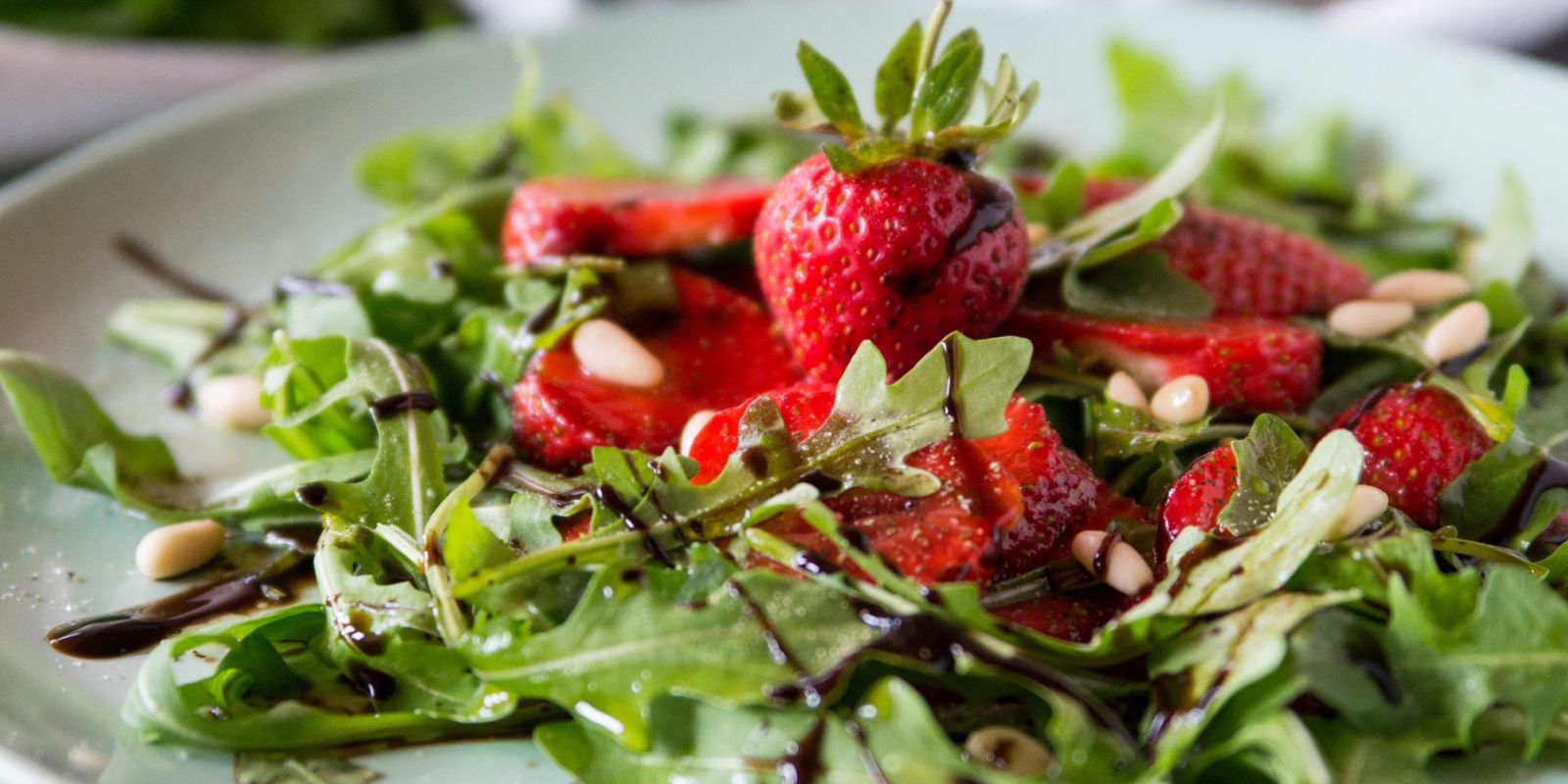 Basilikum-Rucolasalat mit Erdbeeren - Rezepte &amp; Tipps