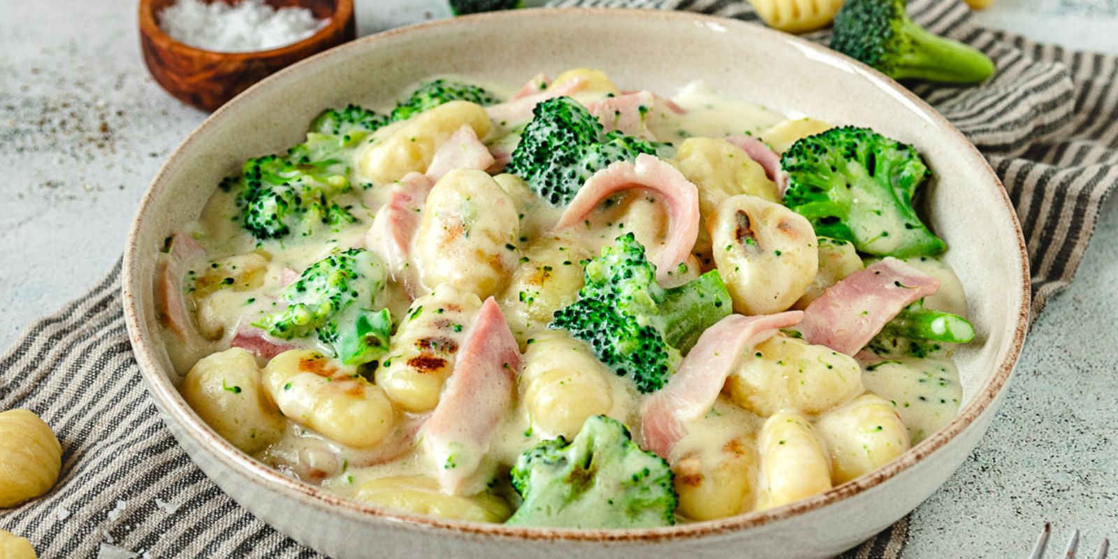Gnocchi mit Blattspinat in Parmesan-Zitronen-Sauce und Hähnchen ...