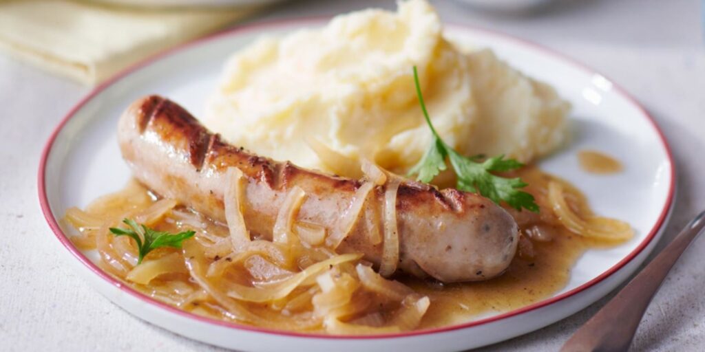 Bratwurst an Zwiebelsauce mit Kartoffelpüree Rezept - Rezepte &amp; Tipps