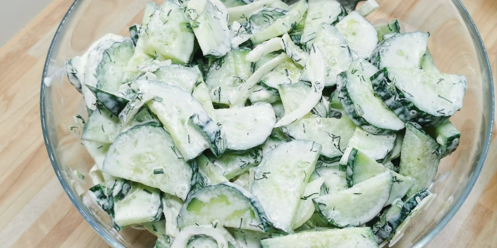 Schneller Gurkensalat mit Schmand - Rezepte &amp; Tipps
