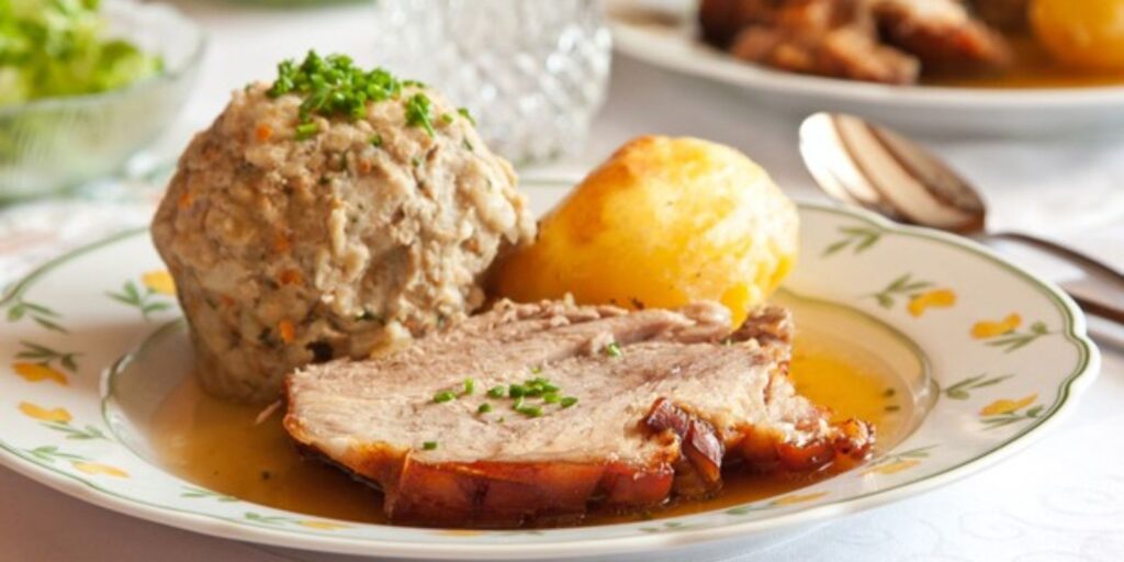 Schweinebraten mit Kartoffelklößen und Sauerkraut - Rezepte &amp; Tipps