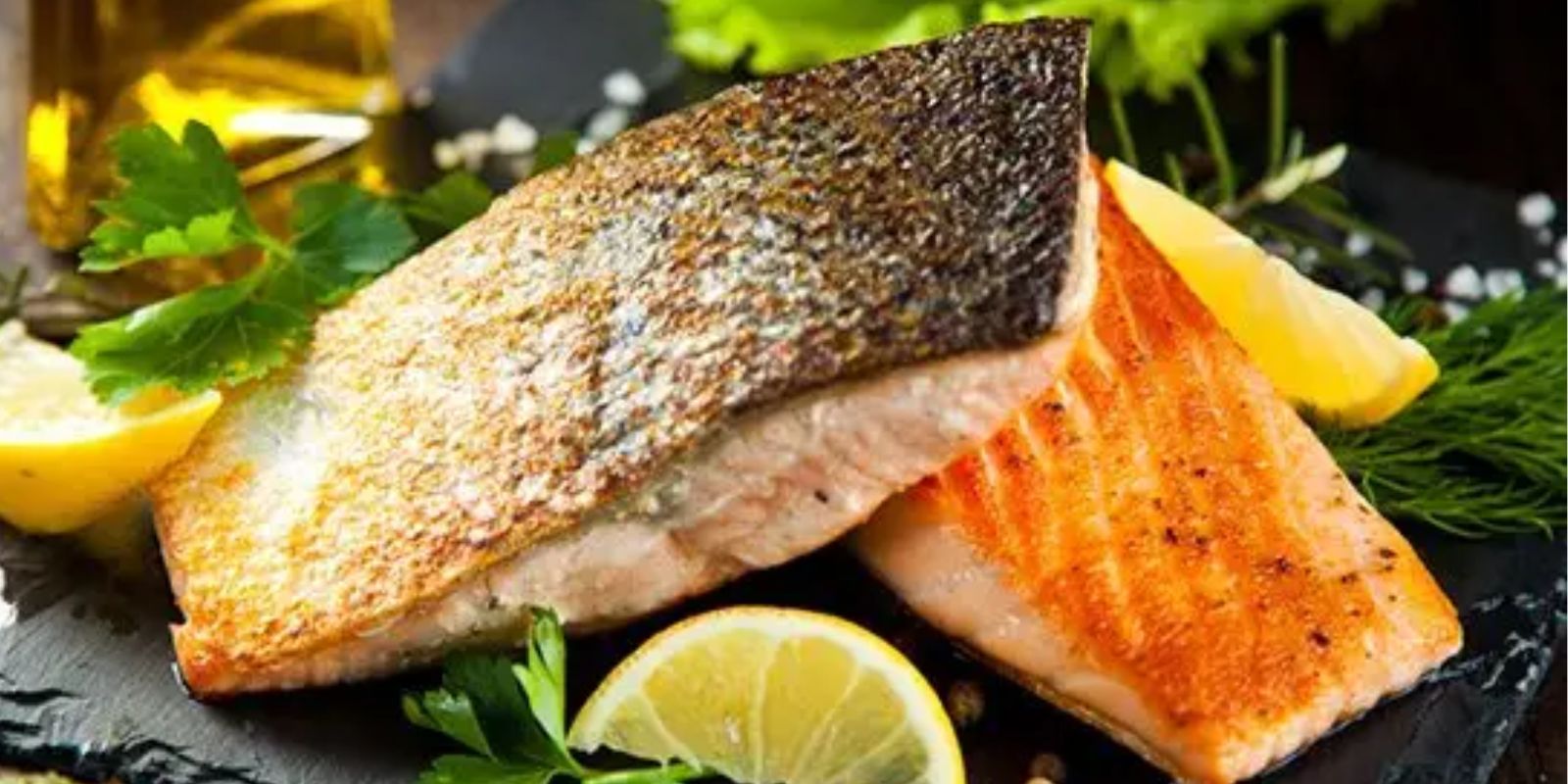 Gebratene Lachsfilets mit Zitronen-Kräuter-Butter - Rezepte &amp; Tipps