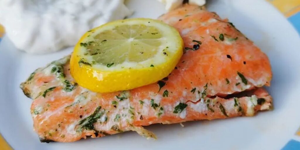Gebratene Lachsfilets mit Ofengemüse und Zitronen-Knoblauch-Soße ...