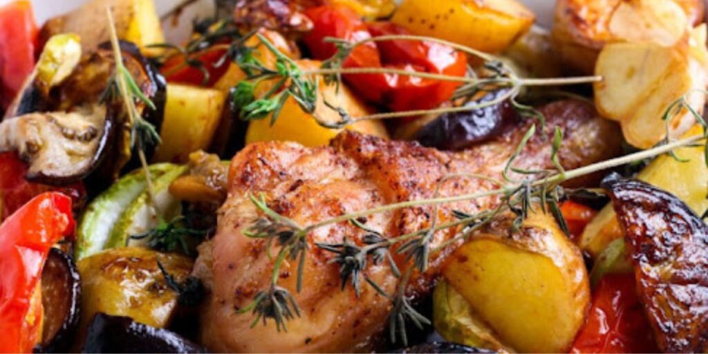 Mediterranes Ofenhähnchen mit Kartoffeln und Gemüse - Rezepte &amp; Tipps