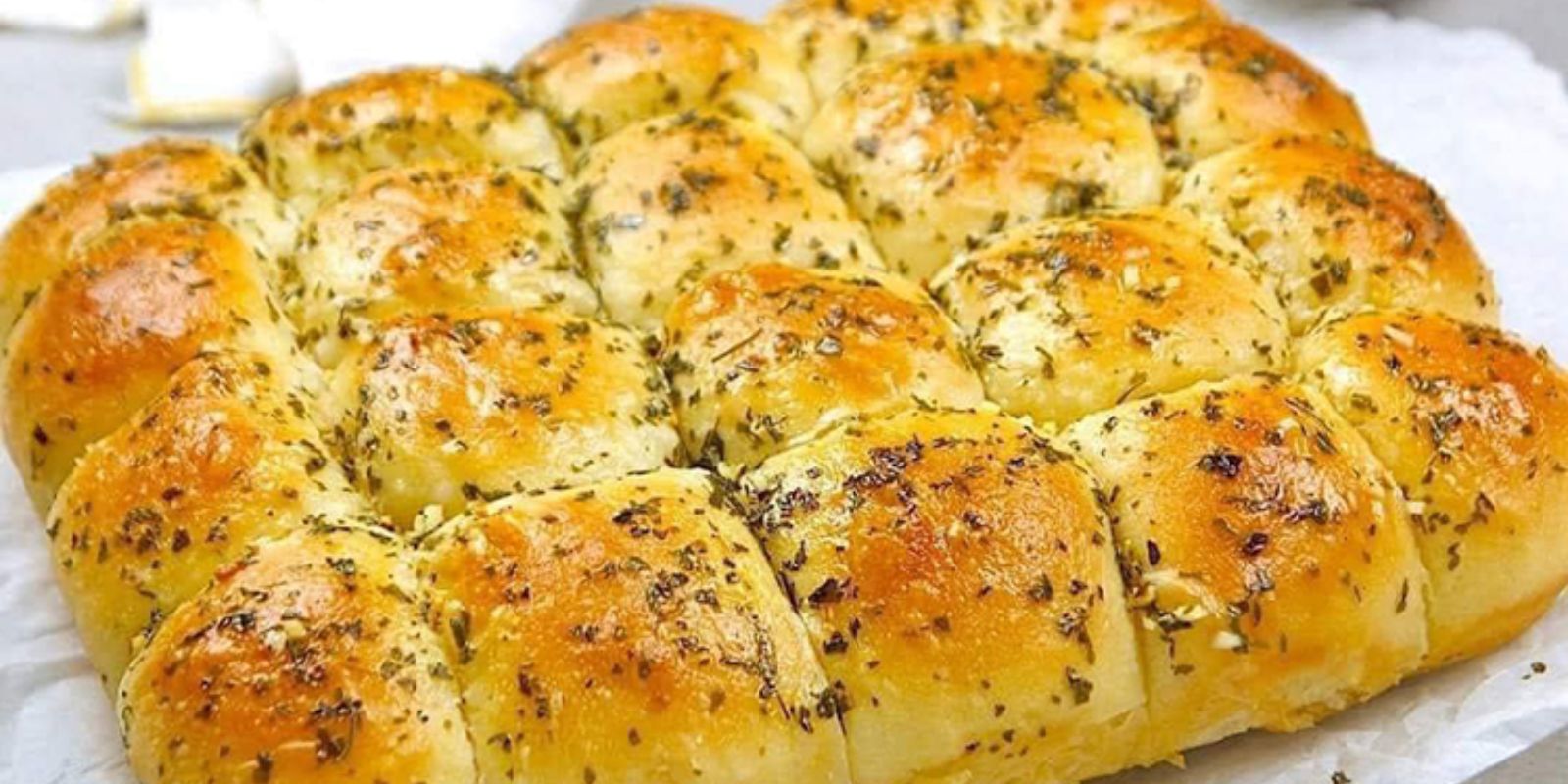 Rezept für Omas Knoblauch-Kräuter-Brötchen - Rezepte &amp; Tipps