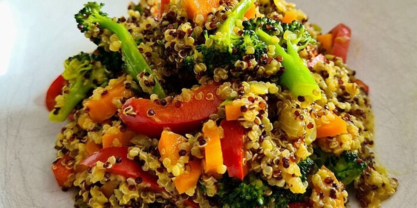 Vegetarische Quinoa-Gemüsepfanne mit Curry - Rezepte &amp; Tipps
