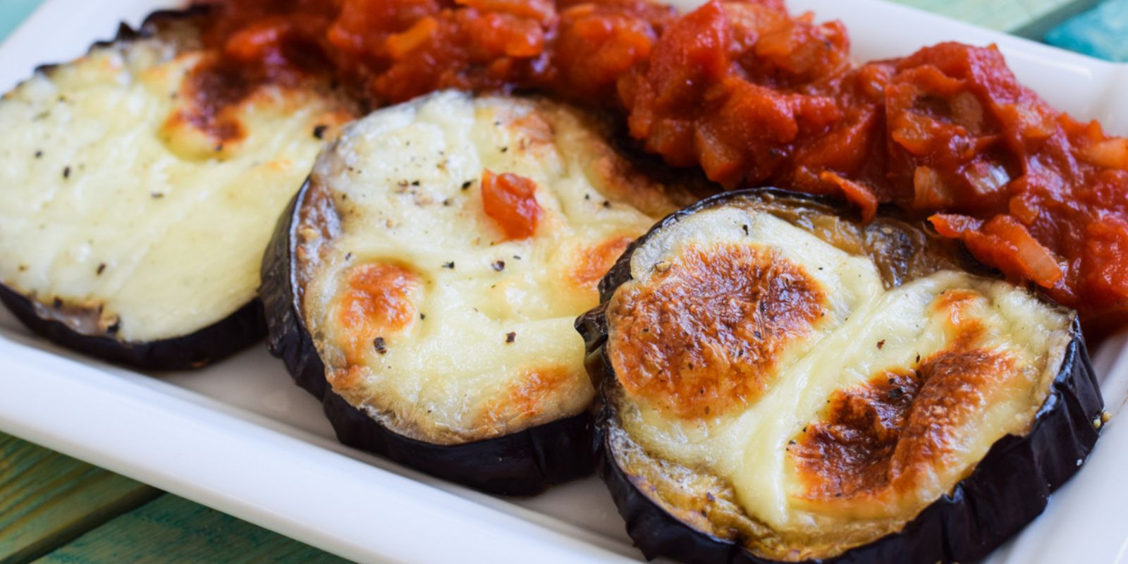 Überbackene Auberginen mit Tomaten und Mozzarella - Rezepte &amp; Tipps