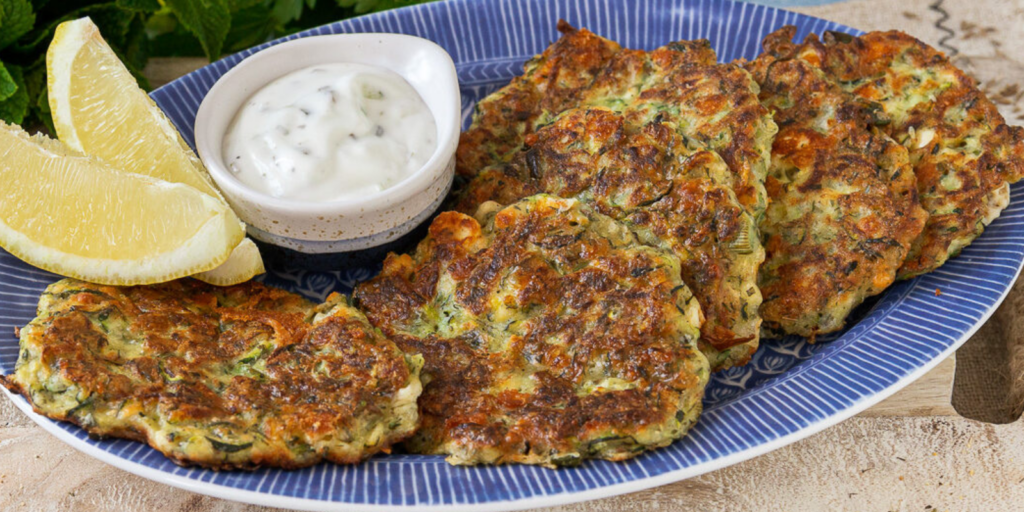 Zucchinipuffer mit Feta und Tzatziki - Unschlagbar lecker! - Rezepte ...
