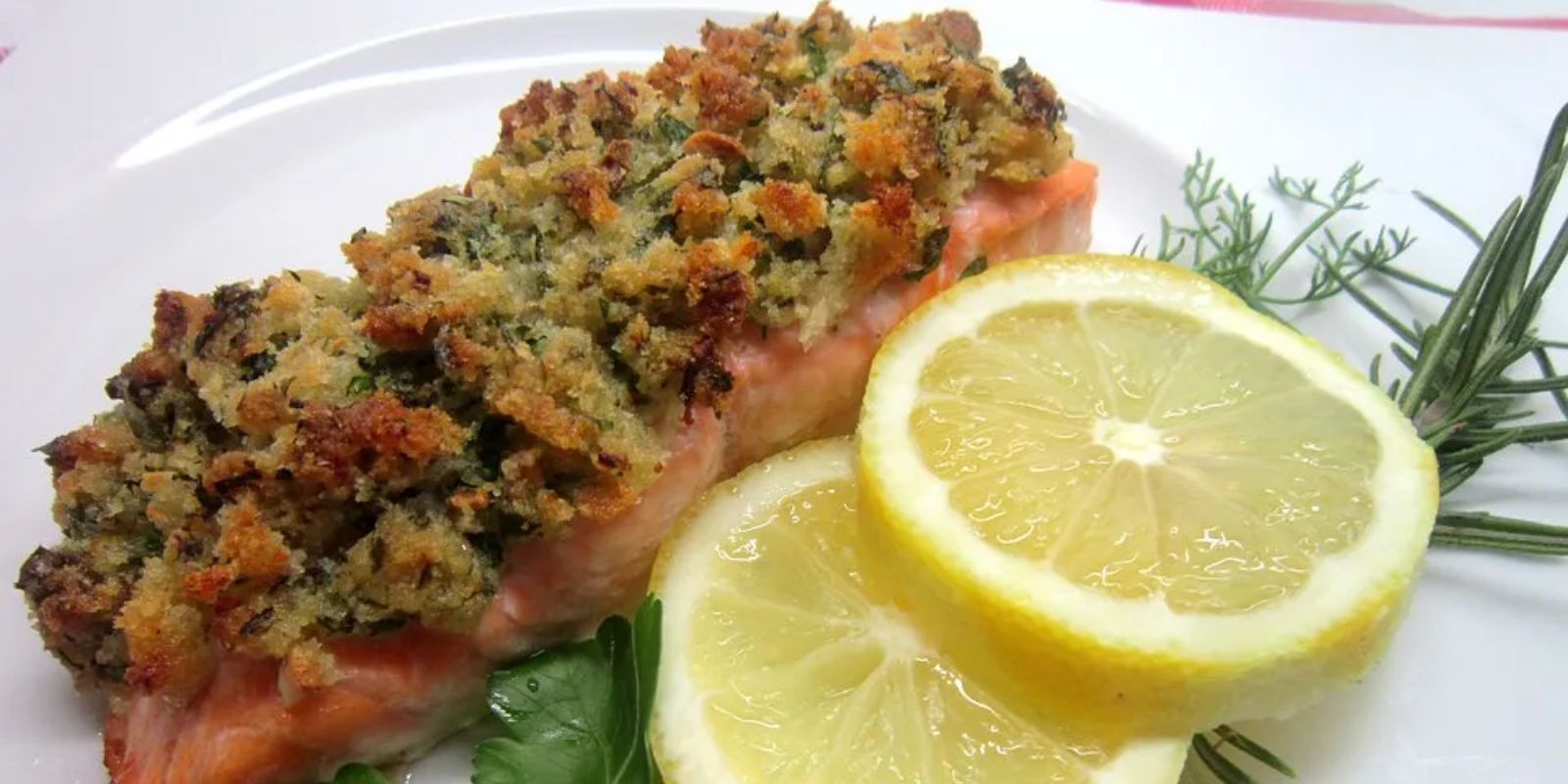 Gebratene Lachsfilets mit Zitronen-Kräuter-Kruste - Rezepte &amp; Tipps