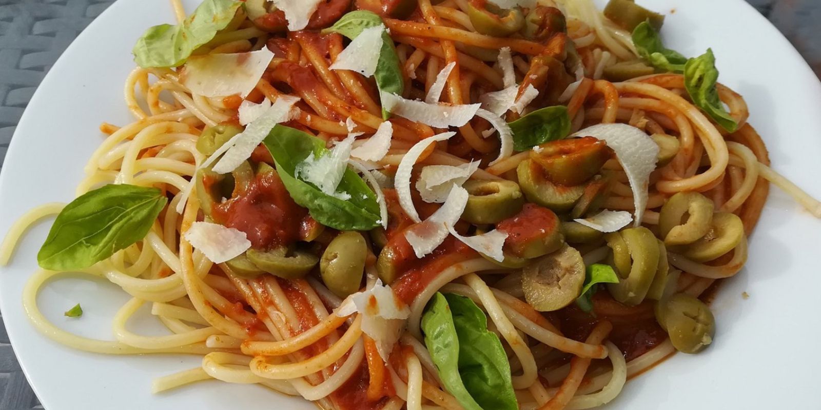 Mediterrane Hähnchen-Spaghetti mit Tomaten-Oliven-Sauce - Rezepte &amp; Tipps